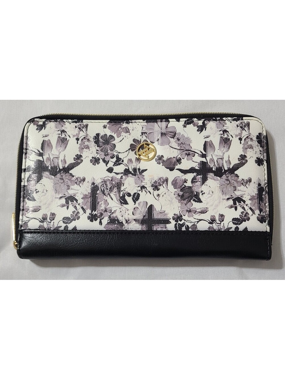 Adrienne Vittadini Travel Wristlet Wallet Sz 9" Passport Holder White Zip Around